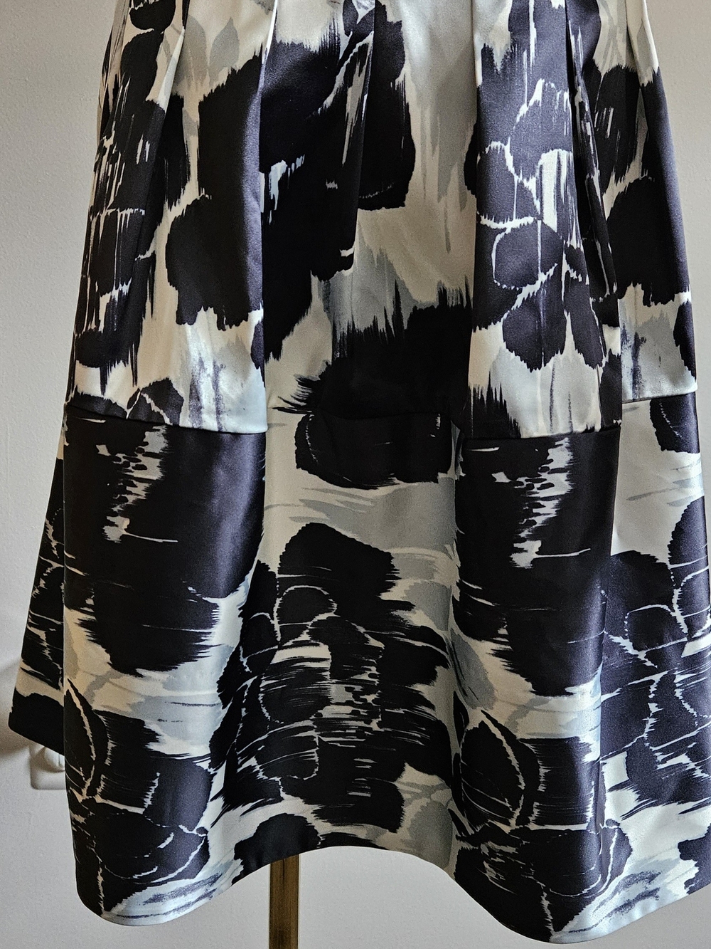 The Limited Black and White Abstract A-Line Skirt With Front Pockets. Size 6